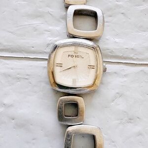 Vintage fossil ladies quartz watch 22mm case, running, glass has scratches